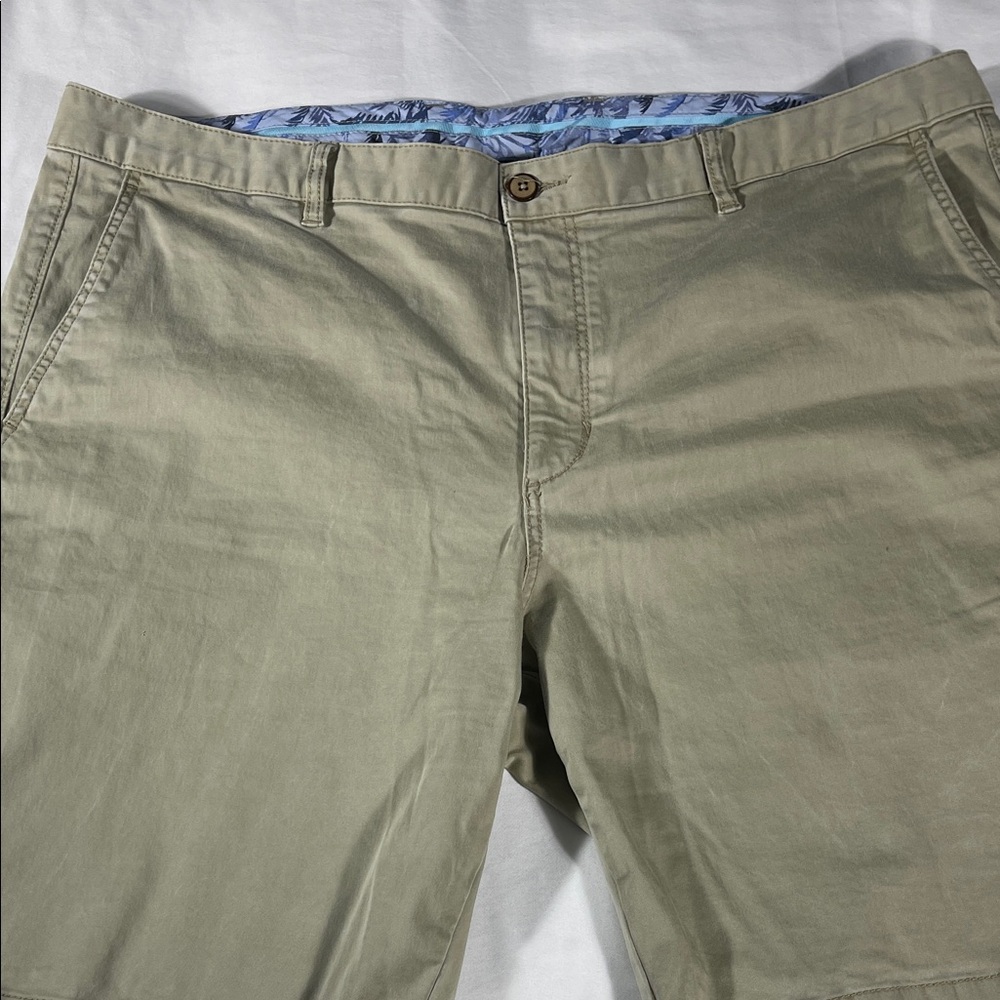Tommy Bahama mens khaki basic flat front 10" chino shorts - size 42